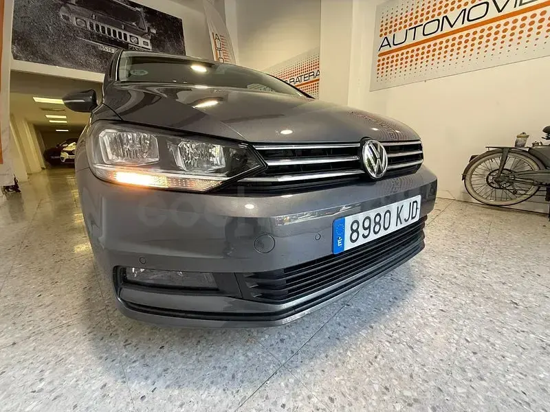Usado VW Touran Advance 150 CV (110 kW) 2018 Gris / plata Monovolumen
