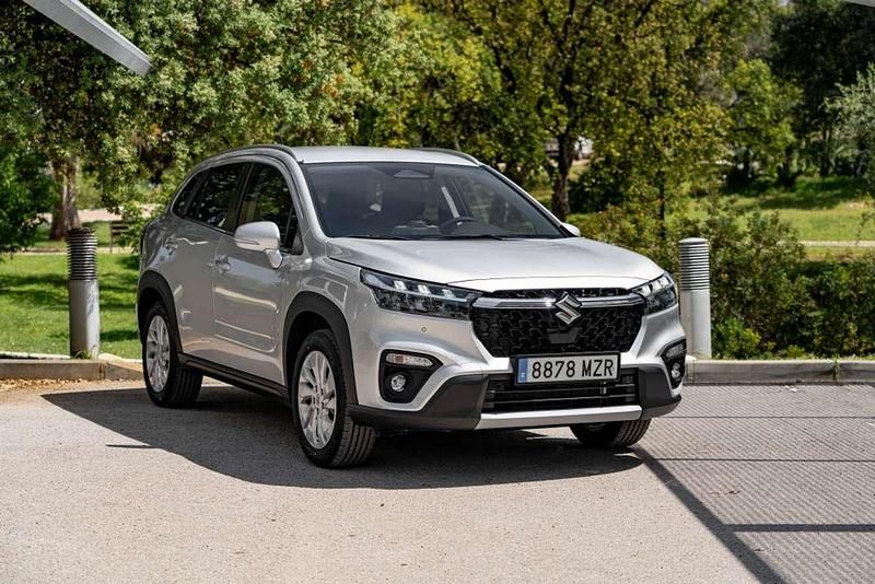 Gris Usado 2025 Suzuki SX4 S-Cross SUV | 28.100 € (Un poco caro) - Imagen 1/4