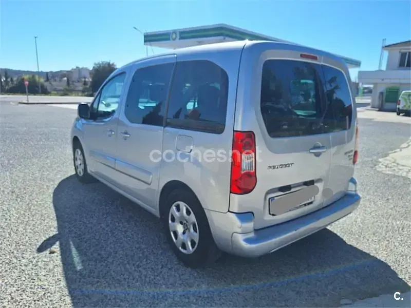 Usado Peugeot Partner Tepee Active 100 CV (73 kW) 2016 Gris / plata Monovolumen