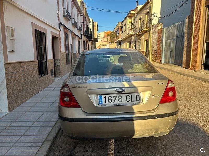 Usado Ford Mondeo Sport 130 CV (95 kW) 2003 Gris / plata Berlina