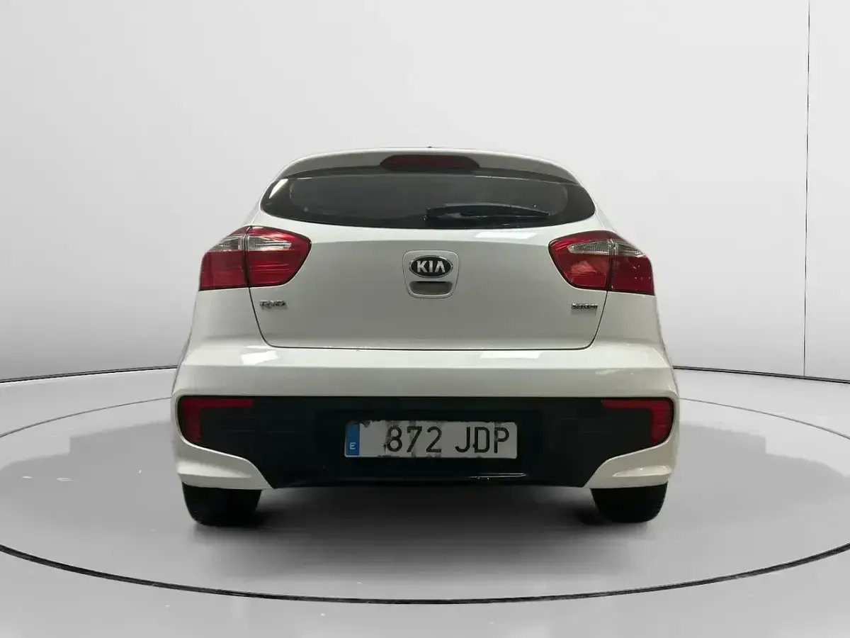 Usado Kia Rio 75 CV (55 kW) 2015 Blanco Berlina