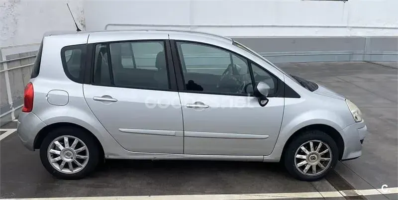 Usado Renault Grand Modus Dynamique 75 CV (55 kW) 2008 Gris / plata Monovolumen
