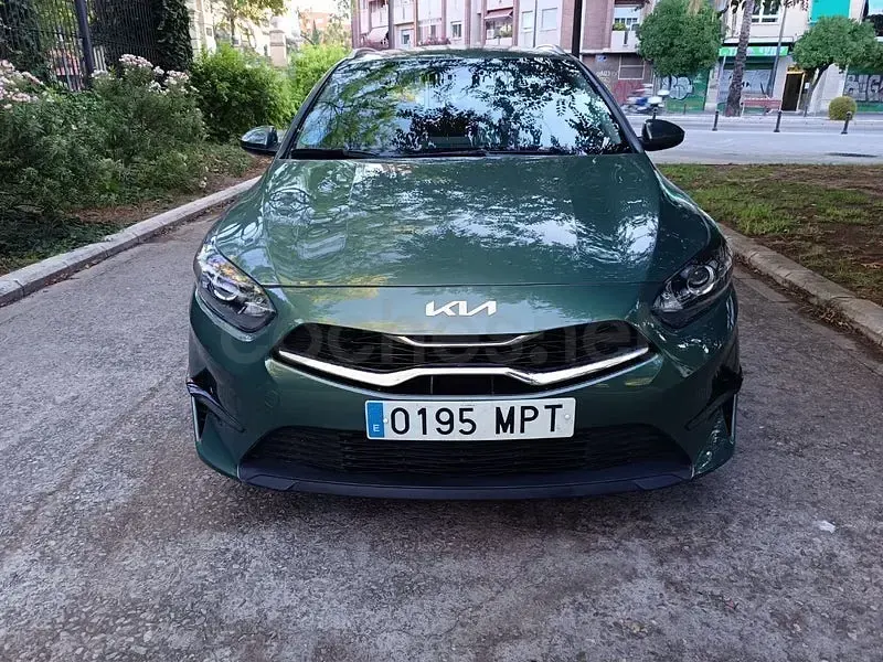 Usado Kia Ceed 136 CV (100 kW) 2024 Verde Utilitario
