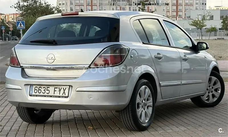 Usado Opel Astra Cosmo 100 CV (73 kW) 2007 Gris / plata Berlina