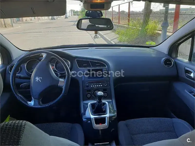 Usado Peugeot 5008 Style 120 CV (88 kW) 2016 Beige Monovolumen