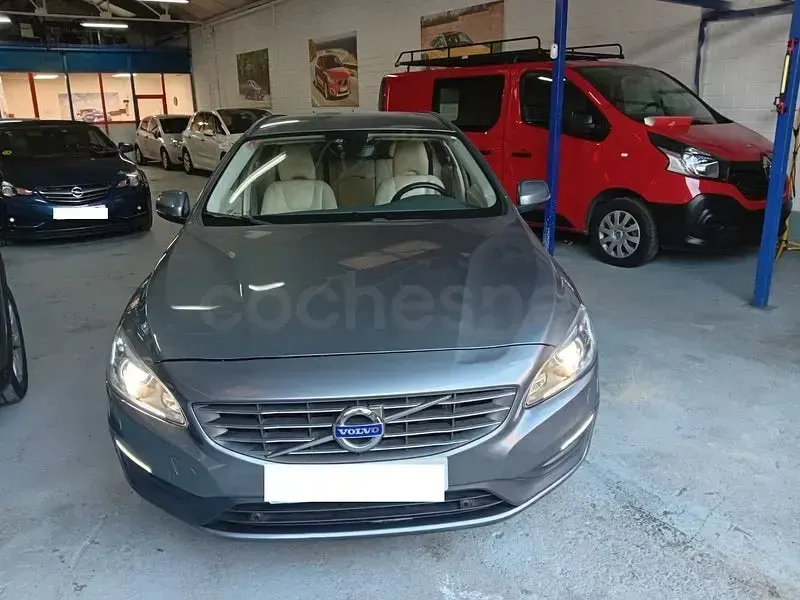 Usado Volvo V60 Momentum 120 CV (88 kW) 2018 Gris / plata Familiar