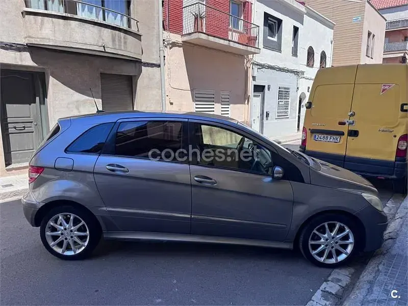 Usado Mercedes B200 140 CV (102 kW) 2006 Gris / plata Monovolumen