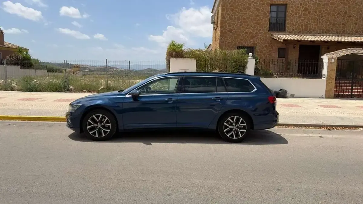 Usado VW Passat Executive 150 CV (110 kW) 2021 Azul Familiar