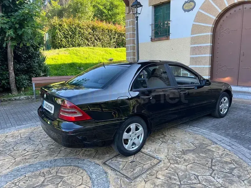 Usado Mercedes C220 Classic 143 CV (105 kW) 2001 Negro Berlina
