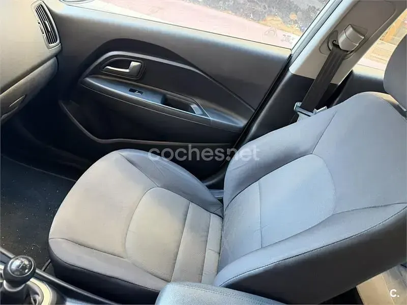 Usado Kia Rio 84 CV (61 kW) 2017 Gris / plata Berlina