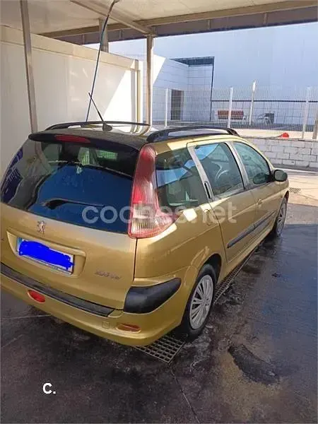 Usado Peugeot 206 70 CV (51 kW) 2006 Amarillo Berlina
