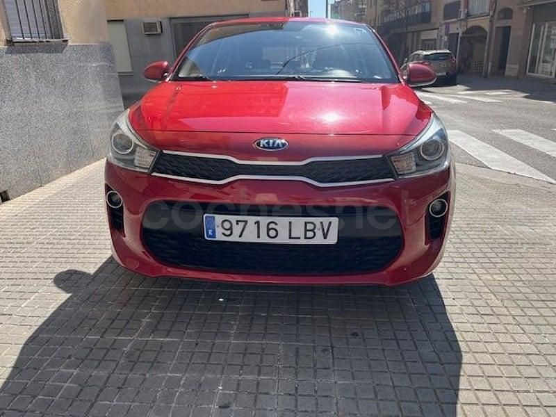 Usado Kia Rio 84 CV (61 kW) 2019 Granate Berlina
