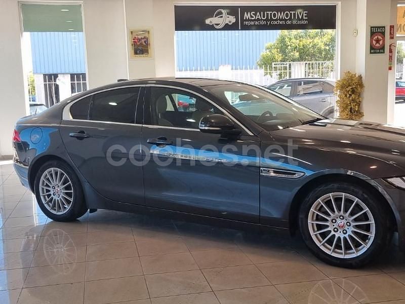 Usado Jaguar XE SE 180 CV (132 kW) 2020 Gris / plata Berlina