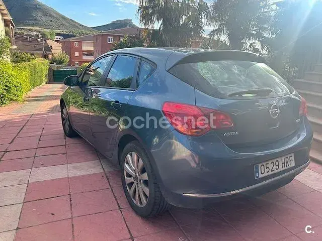 Usado Opel Astra Selective 110 CV (80 kW) 2013 Gris / plata Berlina