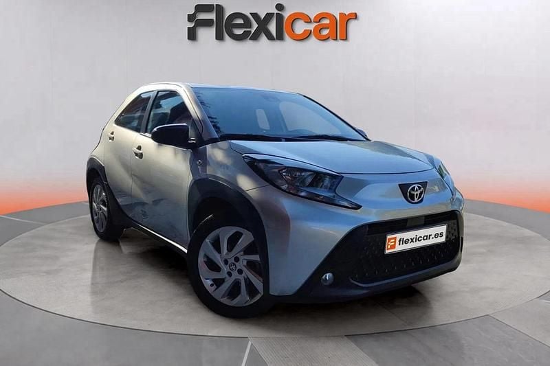 Gris Usado 2024 Toyota Aygo X Play SUV | 12.385 € (Precio justo) - Imagen 1/4