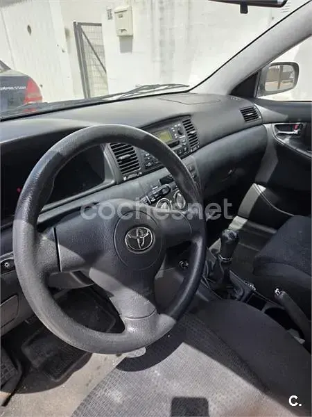 Usado Toyota Corolla Luna 110 CV (80 kW) 2004 Gris / plata Berlina