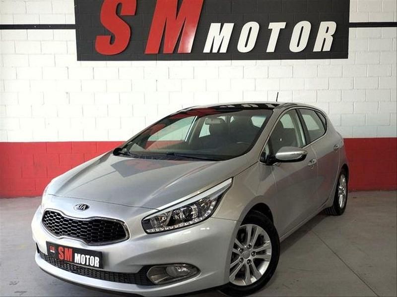 Gris / plata Usado 2012 Kia Ceed Berlina | 8990 € (Precio justo) - Imagen 1/4