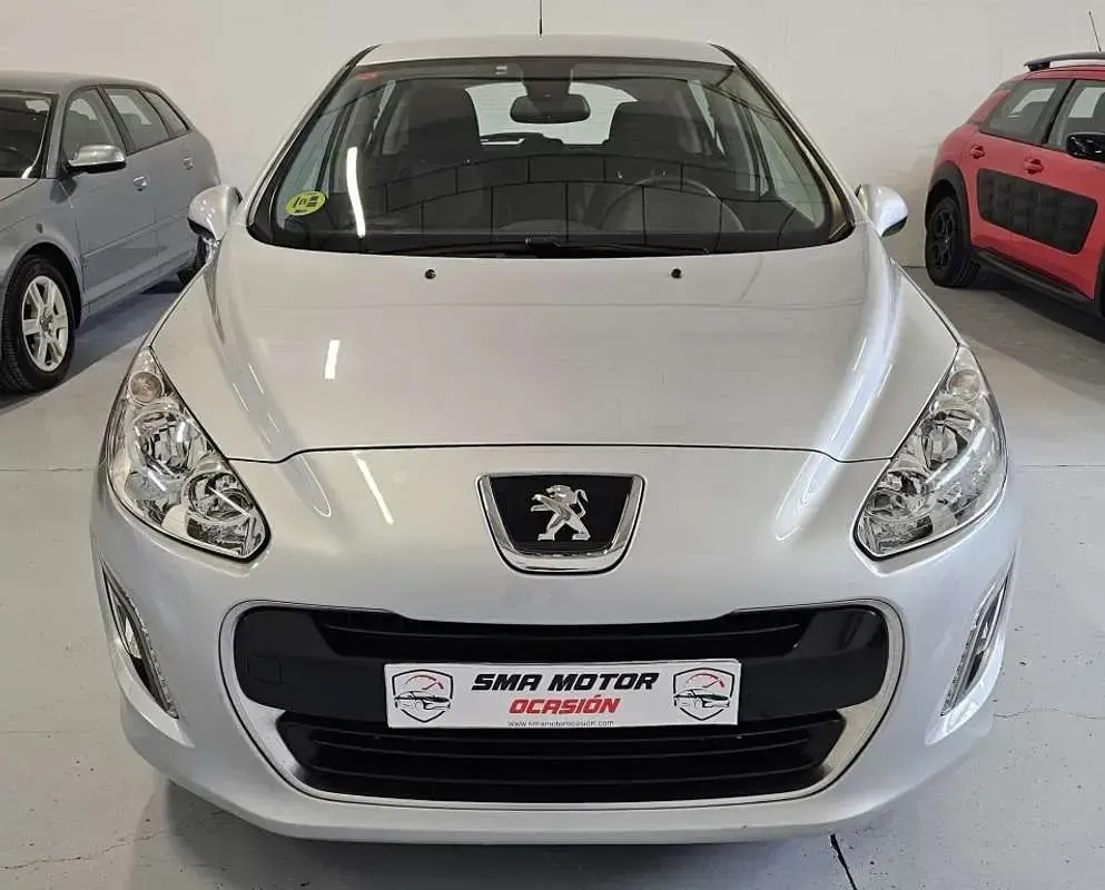 Usado Peugeot 308 Active 92 CV (67 kW) 2013 Plateado Utilitario
