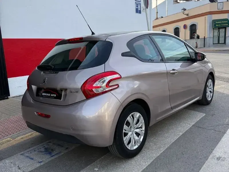 Usado Peugeot 208 Access 82 CV (60 kW) 2016 Rosa Utilitario