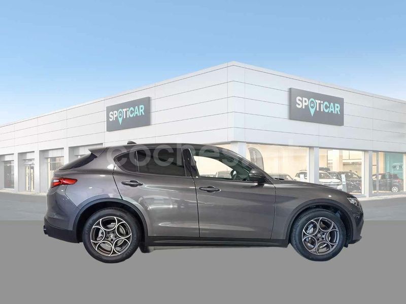 Usado Alfa Romeo Stelvio Sprint 160 CV (117 kW) 2022 Gris / plata SUV