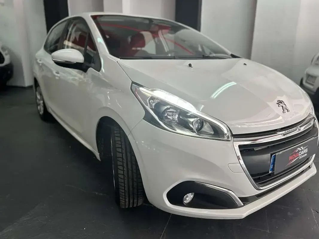 Usado Peugeot 208 Active 102 CV (75 kW) 2019 Blanco Utilitario
