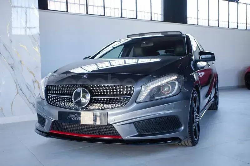 Usado Mercedes A250 AMG line 211 CV (155 kW) 2013 Gris / plata Utilitario
