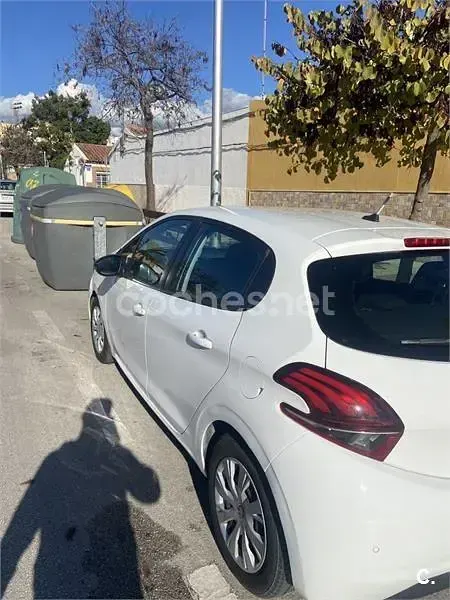 Usado Peugeot 208 Active 100 CV (73 kW) 2015 Blanco Utilitario