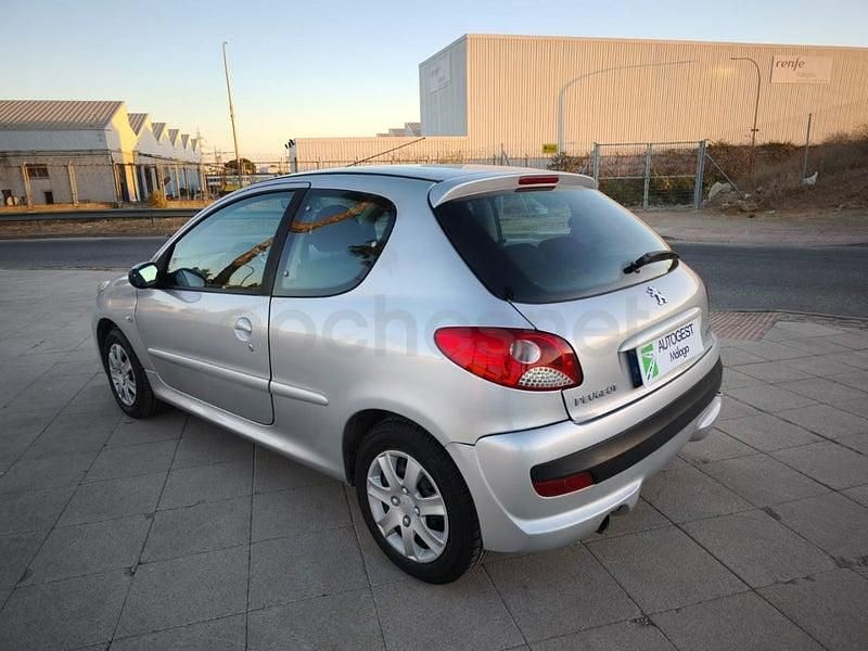 Usado Peugeot 206 60 CV (44 kW) 2010 Gris / plata Berlina