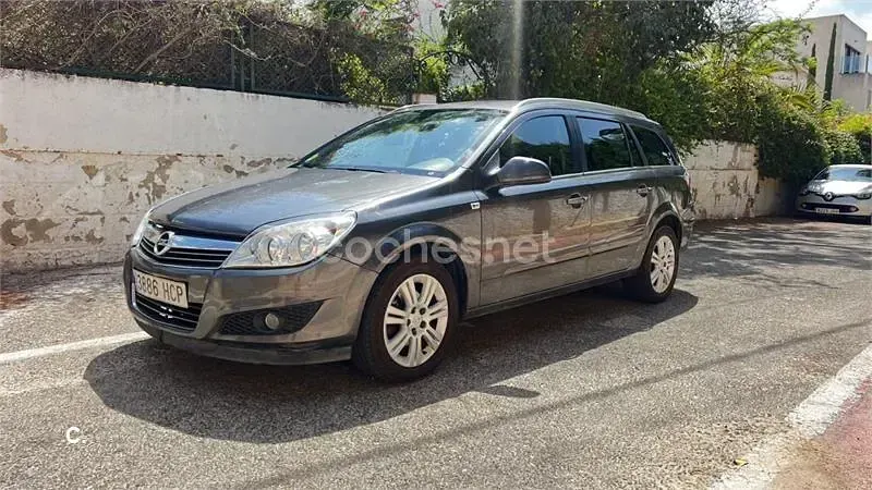 Usado Opel Astra Enjoy 110 CV (80 kW) 2011 Marrón Familiar