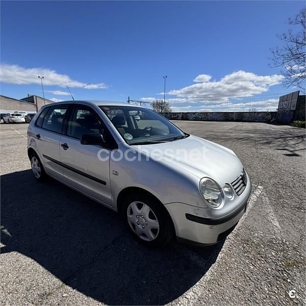 Usado VW Polo Conceptline 55 CV (40 kW) 2002 Gris / plata Berlina