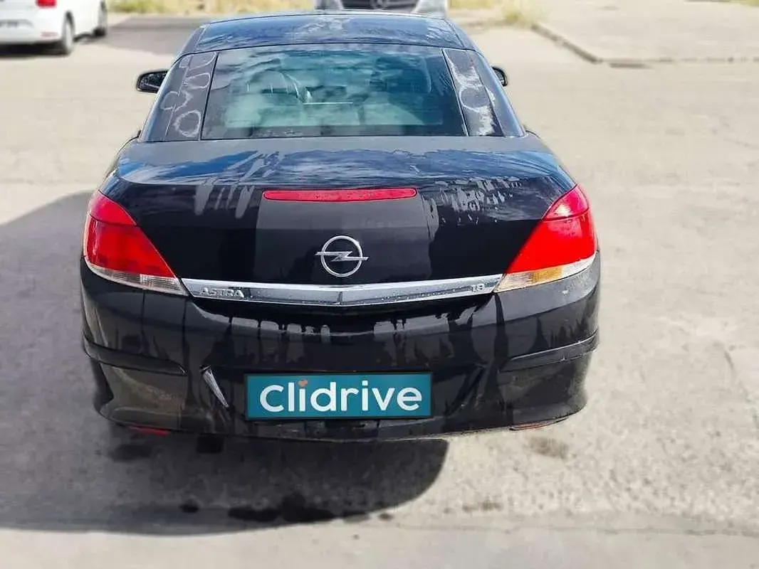 Usado Opel Astra Cabriolet Enjoy 139 CV (102 kW) 2006 Negro Descapotable