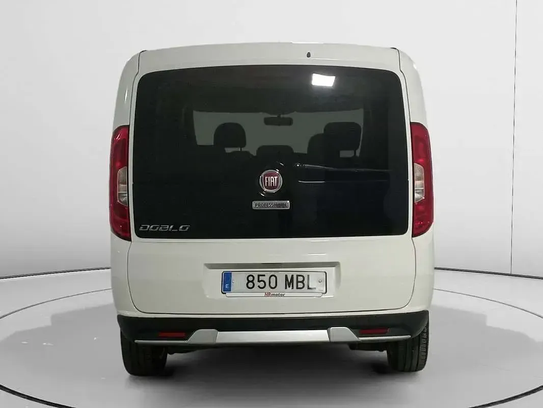 Usado Fiat Doblò Trekking 121 CV (88 kW) 2022 Blanco Monovolumen