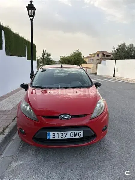 Usado Ford Fiesta Trend 82 CV (60 kW) 2009 Rojo Berlina