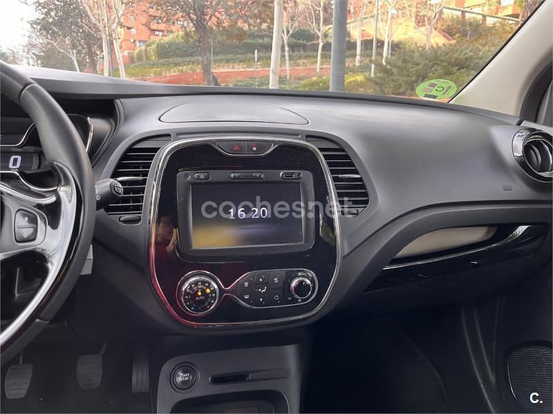 Usado Renault Captur Zen 90 CV (66 kW) 2013 Gris / plata SUV