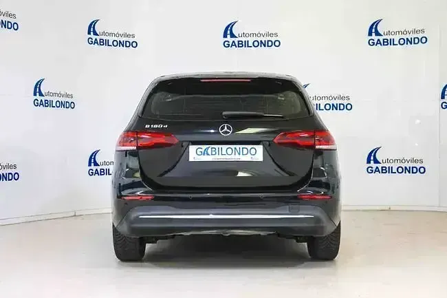 Usado Mercedes B180 116 CV (85 kW) 2021 Negro Utilitario