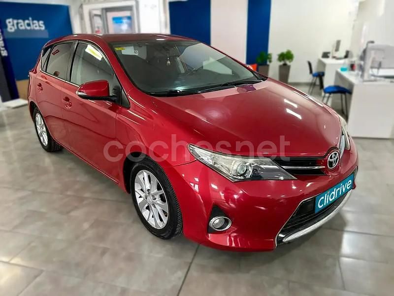 Usado Toyota Auris Active 124 CV (91 kW) 2014 Rojo Berlina