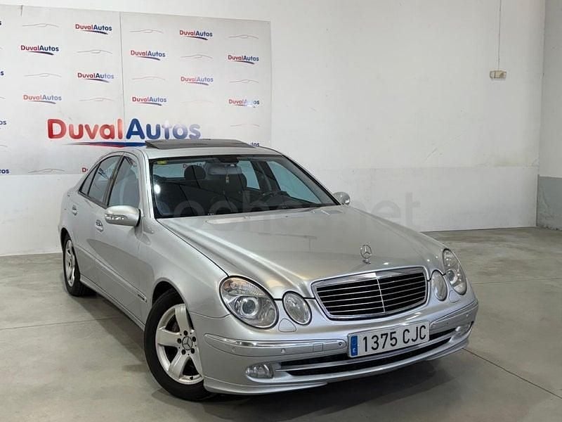Usado Mercedes E320 Avantgarde 204 CV (150 kW) 2003 Gris / plata Berlina