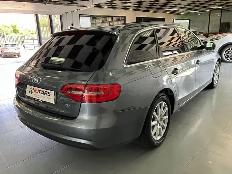 Usado Audi A4 S-Line 143 CV (105 kW) 2012 Gris / plata Familiar
