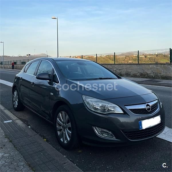 Usado Opel Astra Cosmo 110 CV (80 kW) 2011 Gris / plata Berlina