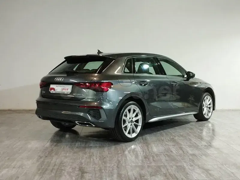 Usado Audi A3 S-Line 204 CV (150 kW) 2024 Gris / plata Berlina