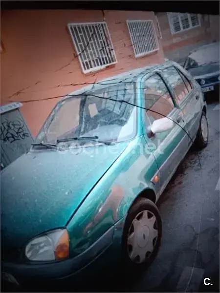Usado Ford Fiesta Ambiente 60 CV (44 kW) 2001 Verde Utilitario