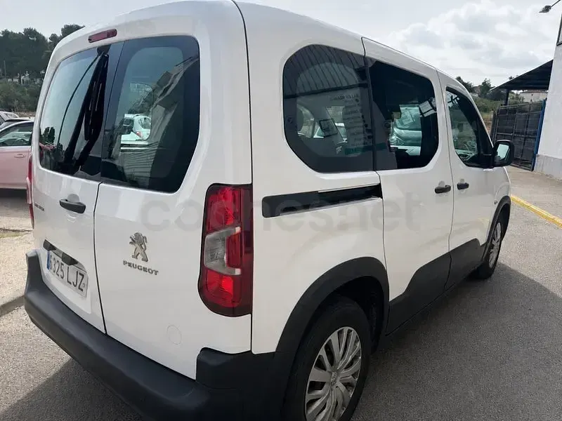 Usado Peugeot Rifter Access 100 CV (73 kW) 2020 Blanco Monovolumen