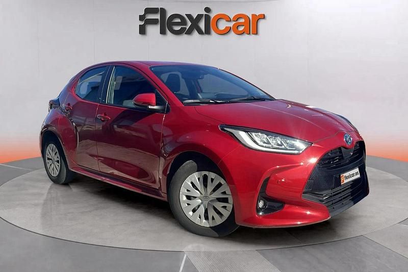 Rojo Usado 2023 Toyota Yaris Hybrid Active Berlina | 17.490 € (Super precio) - Imagen 1/4