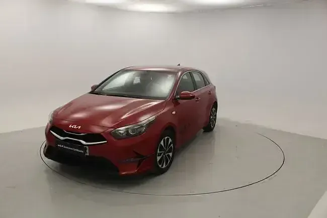 Usado Kia Ceed 100 CV (73 kW) 2025 Rojo Utilitario