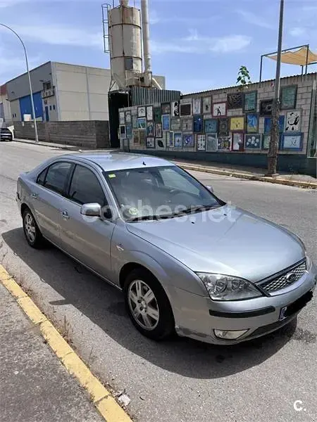 Usado Ford Mondeo Ghia 130 CV (95 kW) 2005 Gris / plata Familiar