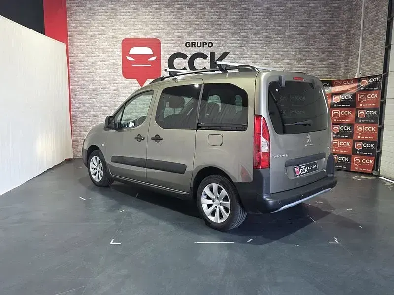 Usado Peugeot Partner Tepee Outdoor 120 CV (88 kW) 2018 Beige Monovolumen