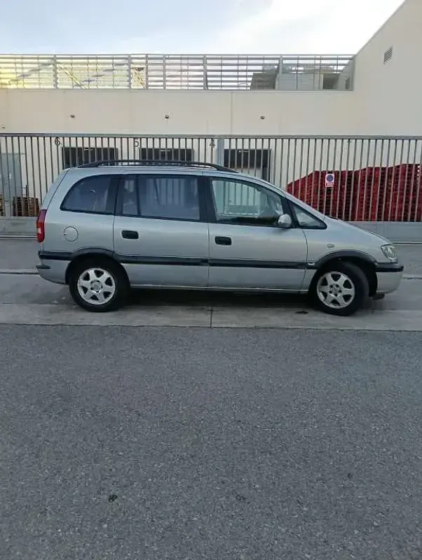 Usado Opel Zafira Elegance 125 HP (91 kW) 2003 Cinzento Monovolume