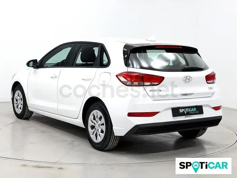 Usado Hyundai i30 110 CV (80 kW) 2022 Blanco Berlina