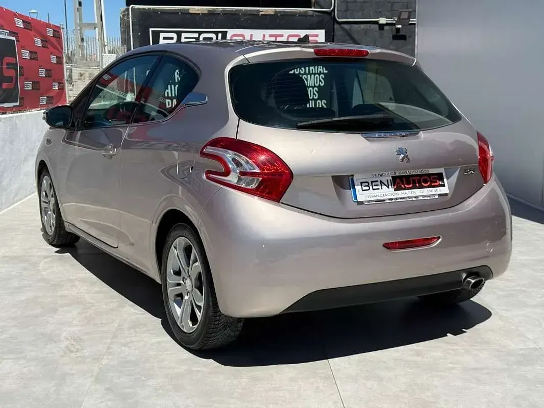Usado Peugeot 208 Allure 95 CV (69 kW) 2013 Gris Utilitario