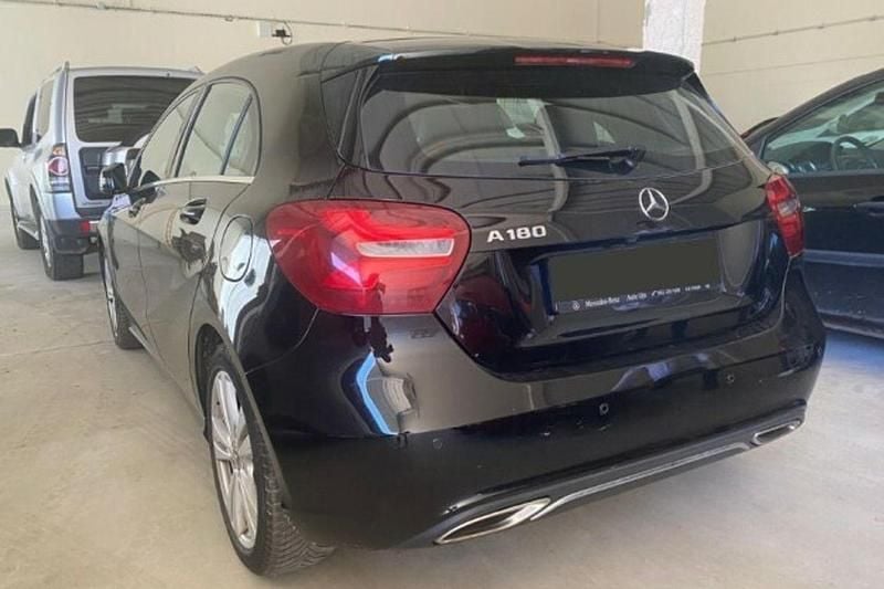 Usado Mercedes A180 122 CV (89 kW) 2018 Negro Berlina